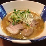 「らーめん春友流」(横浜市西区戸部本町)濃厚豚骨醤油スープだけど意外とあっさりラーメン(2013/6/21オープン)