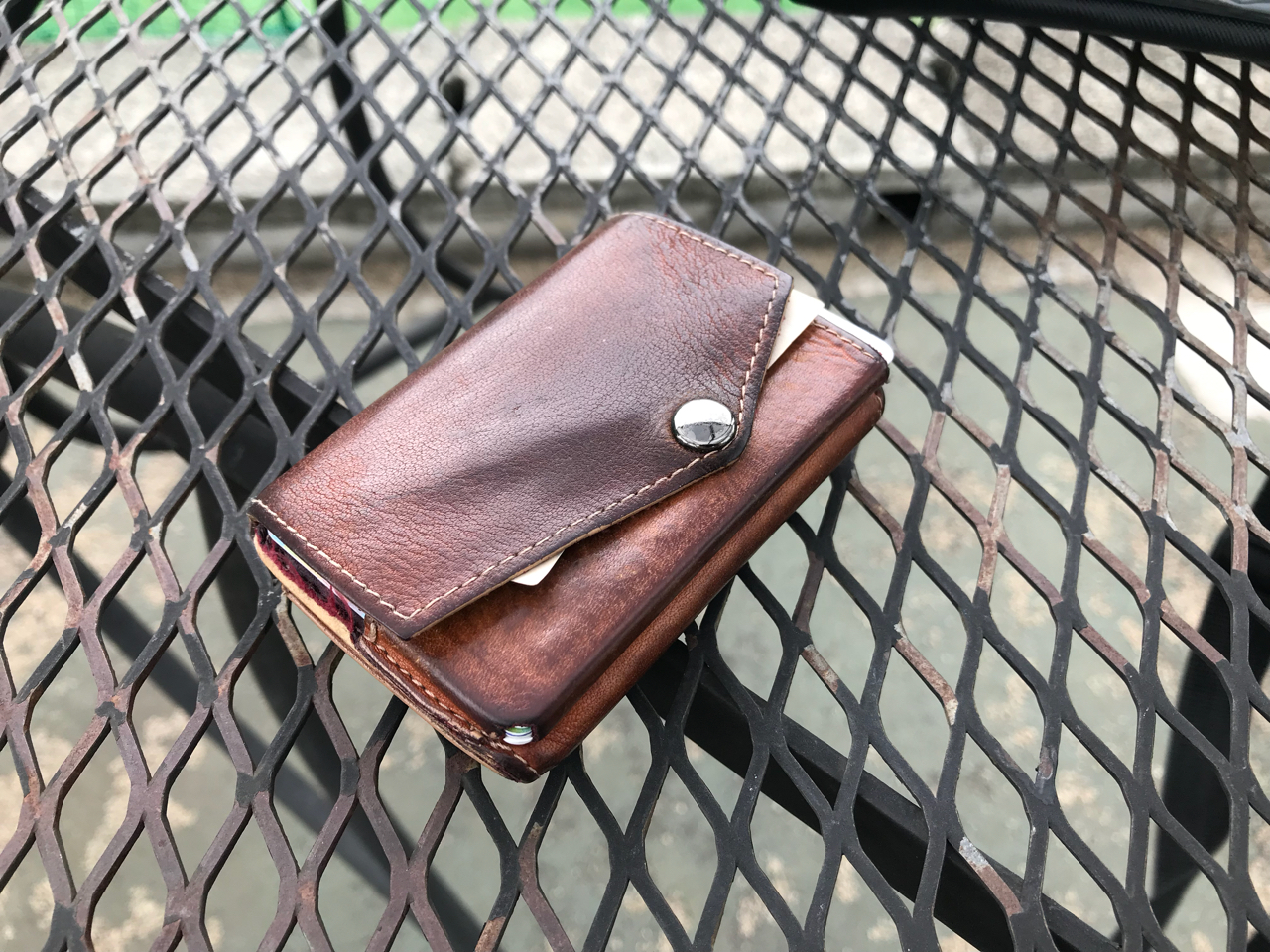 abrAsus 小さい財布」前ポケットに入れておけば絶対安心の極小三つ折り財布 | KAMPLOG